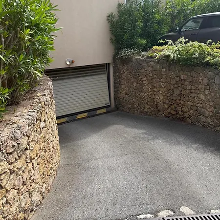 Charming 22m2 With Terrace In Saint-raphael *